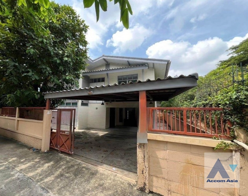  2 Bedrooms  House For Rent in Phaholyothin, Bangkok  near BTS Ari (AA42422)