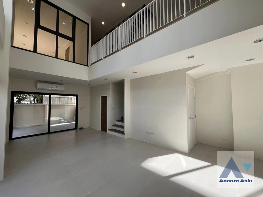  3 Bedrooms  House For Rent & Sale in Ratchadaphisek, Bangkok  near MRT Ratchadaphisek (AA42430)