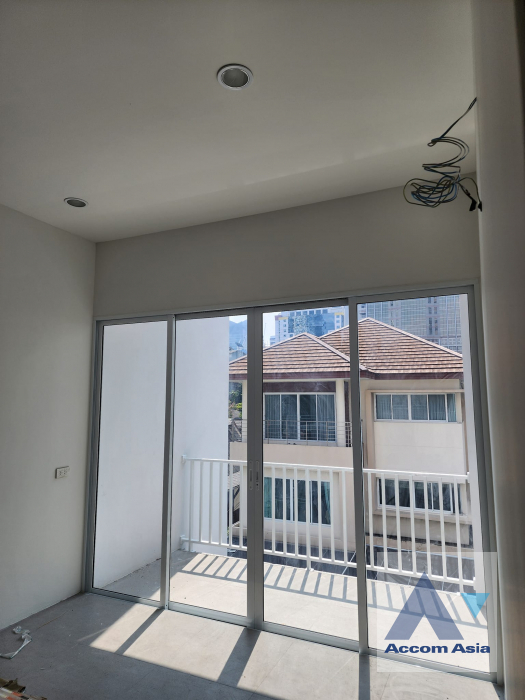 Newly renovated |  1 Bedroom  Townhouse For Rent in Sukhumvit, Bangkok  (AA42432)