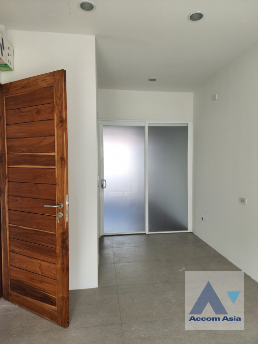 Newly renovated |  1 Bedroom  Townhouse For Rent in Sukhumvit, Bangkok  (AA42432)