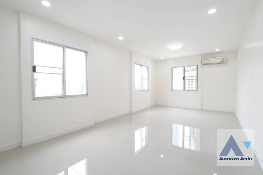  1  2 br Condominium For Sale in Sathorn ,Bangkok BTS Chong Nonsi - BRT Nararam 3 at Fortune Condo Town AA42435