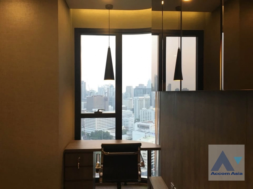 Corner Unit |  1 Bedroom  Condominium For Rent in Silom, Bangkok  near MRT Sam Yan (AA42460)