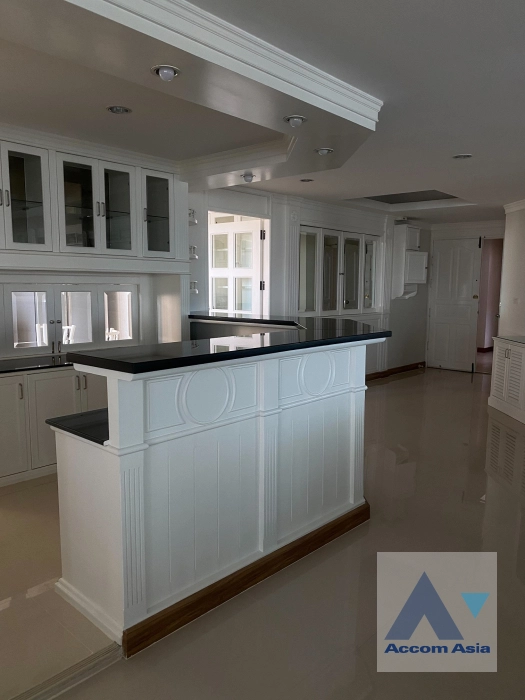  4 Bedrooms  Condominium For Rent in Sukhumvit, Bangkok  near BTS Ekkamai (AA42468)