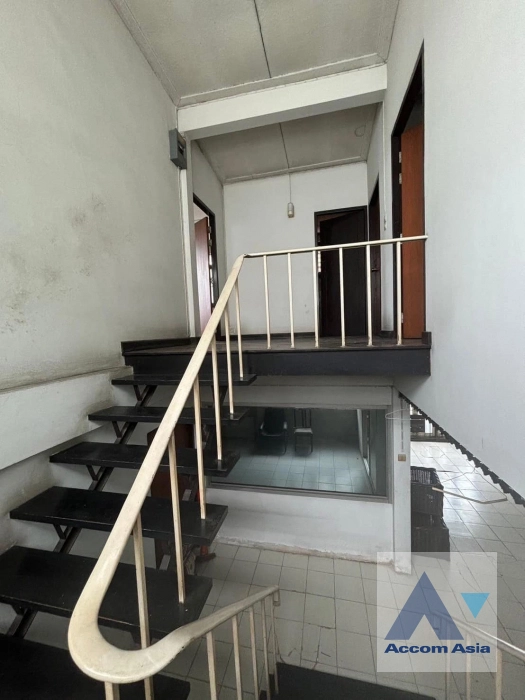 Home Office, Pet friendly |  3 Bedrooms  House For Rent in Sukhumvit, Bangkok  near BTS Ekkamai (AA42507)