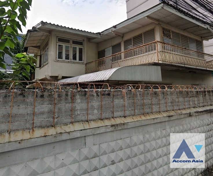  4 Bedrooms  House For Rent in Sukhumvit, Bangkok  near BTS Nana (AA42508)