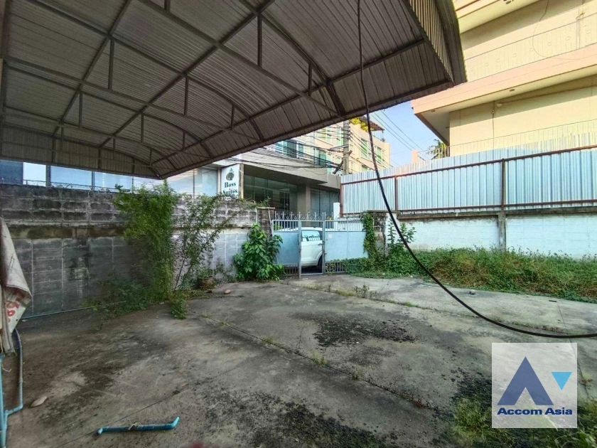  4 Bedrooms  House For Rent in Sukhumvit, Bangkok  near BTS Nana (AA42508)