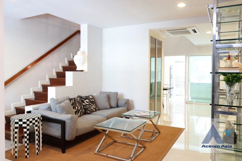 Pet friendly |  3 Bedrooms  Townhouse For Rent in Sukhumvit, Bangkok  near BTS Asok - MRT Sukhumvit (AA42514)