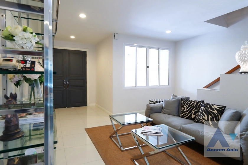 Pet friendly |  3 Bedrooms  Townhouse For Rent in Sukhumvit, Bangkok  near BTS Asok - MRT Sukhumvit (AA42514)