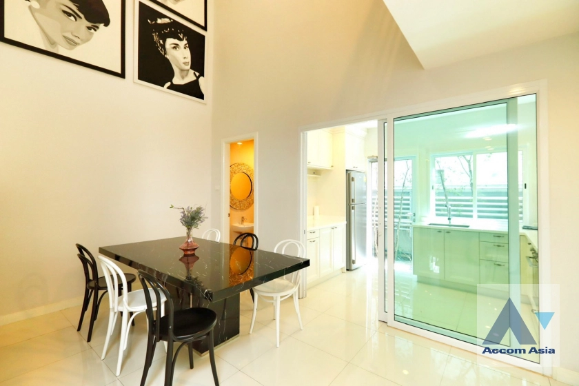 Pet friendly |  3 Bedrooms  Townhouse For Rent in Sukhumvit, Bangkok  near BTS Asok - MRT Sukhumvit (AA42514)