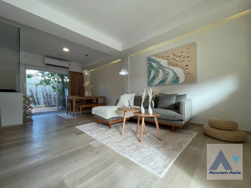  3 Bedrooms  Townhouse For Rent in Pattanakarn, Bangkok  near BTS Udomsuk (AA42520)