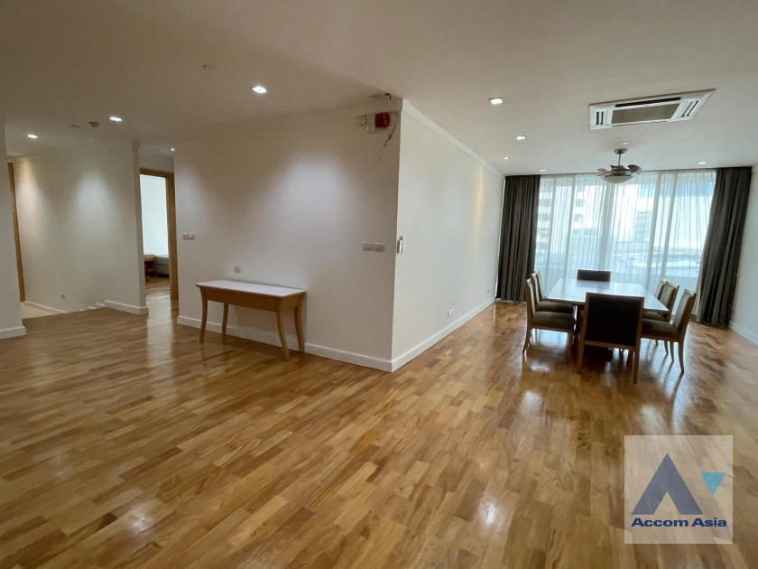  3 Bedrooms  Apartment For Rent in Sukhumvit, Bangkok  near BTS Phrom Phong (AA42525)