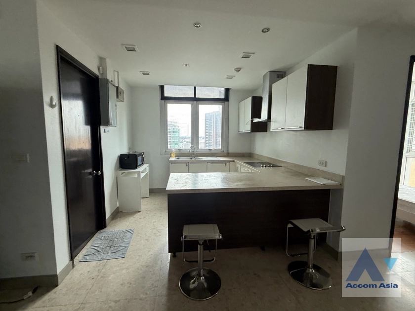  3 Bedrooms  Condominium For Rent in Sukhumvit, Bangkok  near BTS Ekkamai (AA42605)