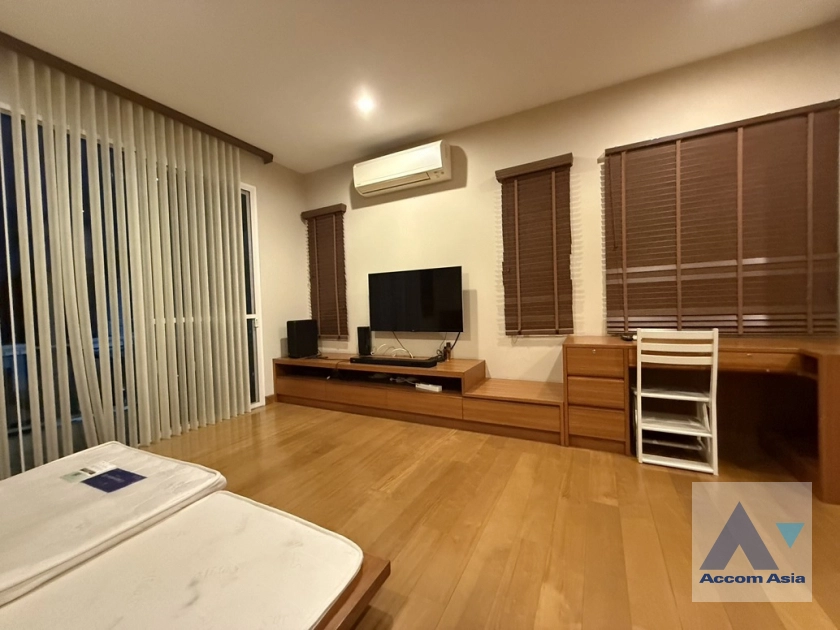  3 Bedrooms  House For Rent in Bang Na, Bangkok  near BTS Bang Na (AA42617)