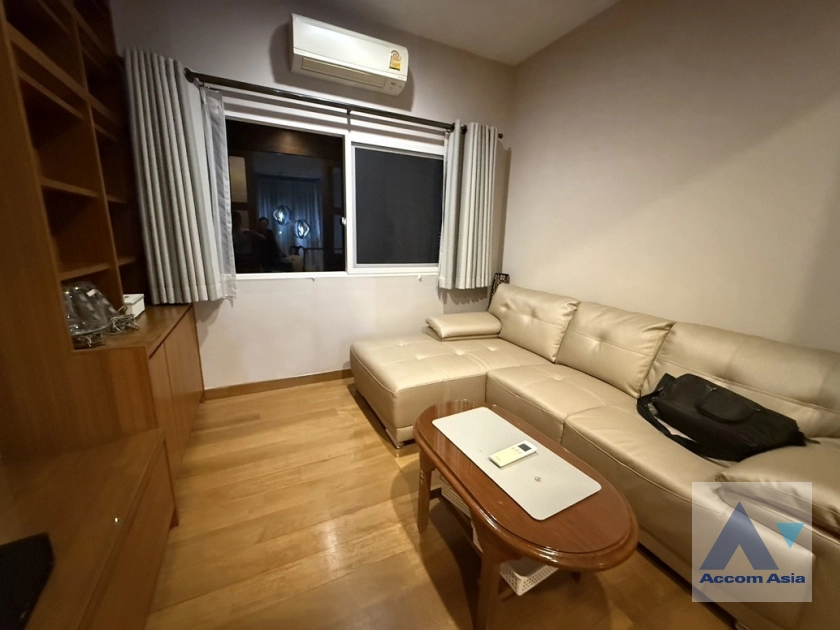  3 Bedrooms  House For Rent in Bang Na, Bangkok  near BTS Bang Na (AA42617)