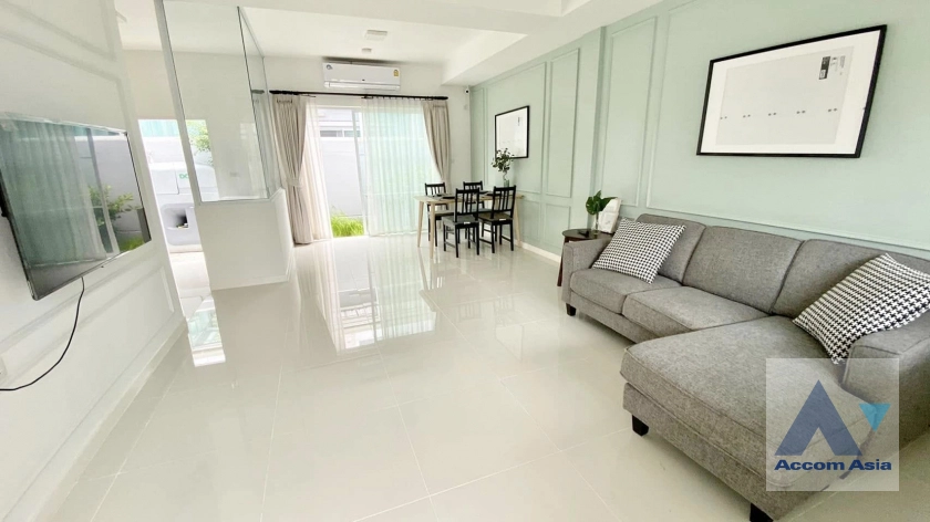  3 Bedrooms  Townhouse For Rent & Sale in Pattanakarn, Bangkok  near BTS Udomsuk (AA42627)