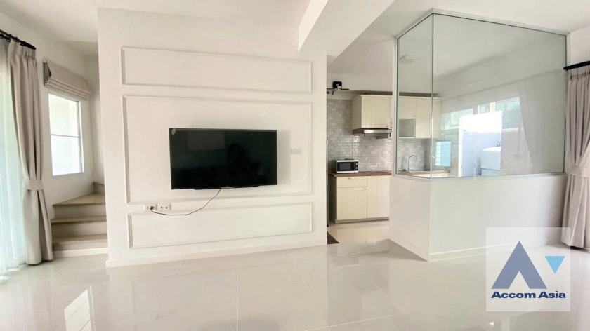  3 Bedrooms  Townhouse For Rent & Sale in Pattanakarn, Bangkok  near BTS Udomsuk (AA42627)