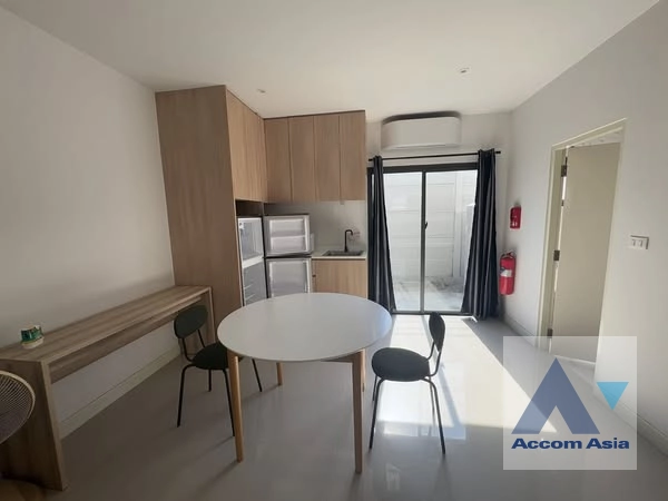  3 Bedrooms  Townhouse For Rent & Sale in Pattanakarn, Bangkok  near ARL Hua Mak (AA42644)