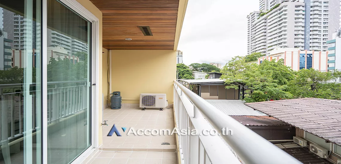  3 Bedrooms  Apartment For Rent in Sukhumvit, Bangkok  near BTS Phrom Phong (26001)