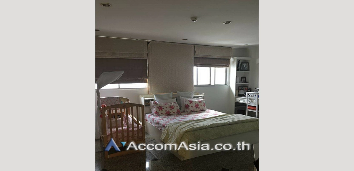  4 Bedrooms  Condominium For Rent in Sukhumvit, Bangkok  near BTS Ekkamai (26369)