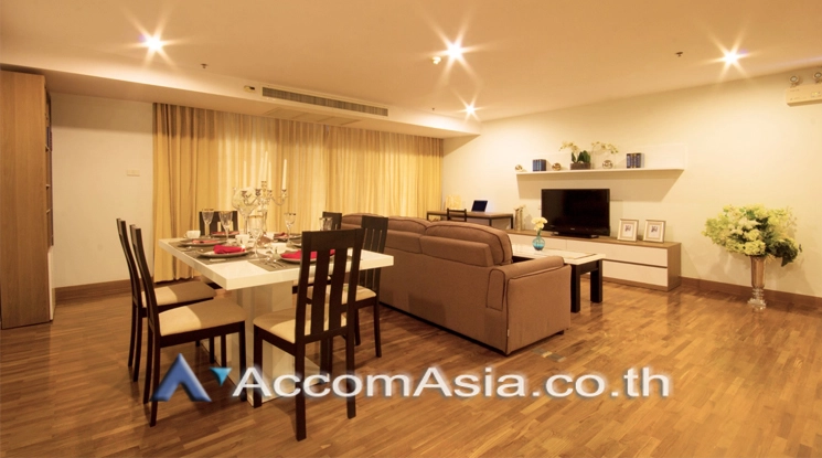  3 Bedrooms  Apartment For Rent in Sukhumvit, Bangkok  near BTS Phrom Phong (26588)