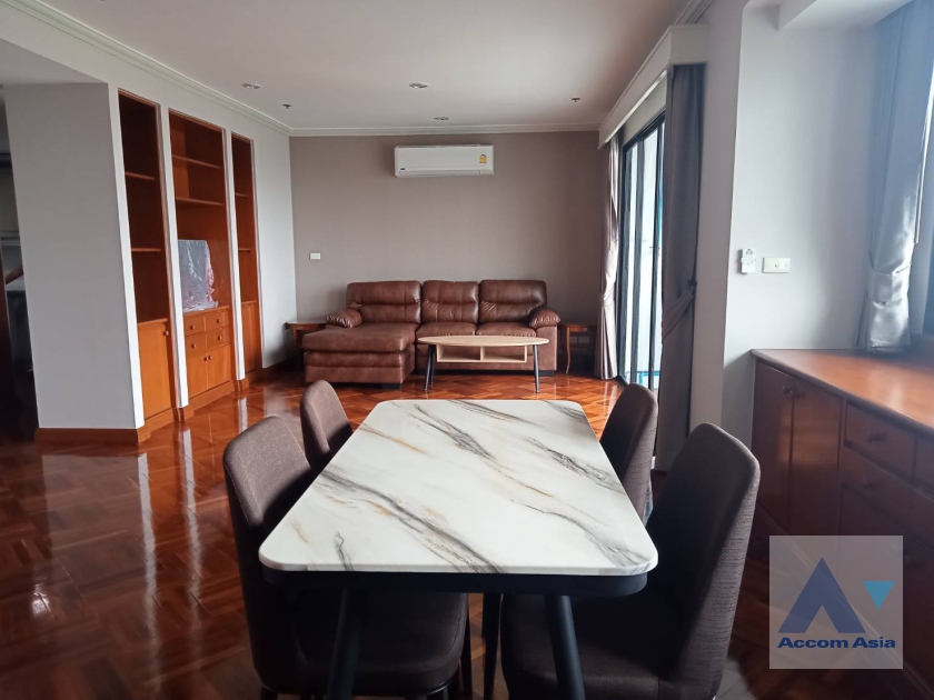  2 Bedrooms  Apartment For Rent in Sukhumvit, Bangkok  near BTS Ekkamai (16910)