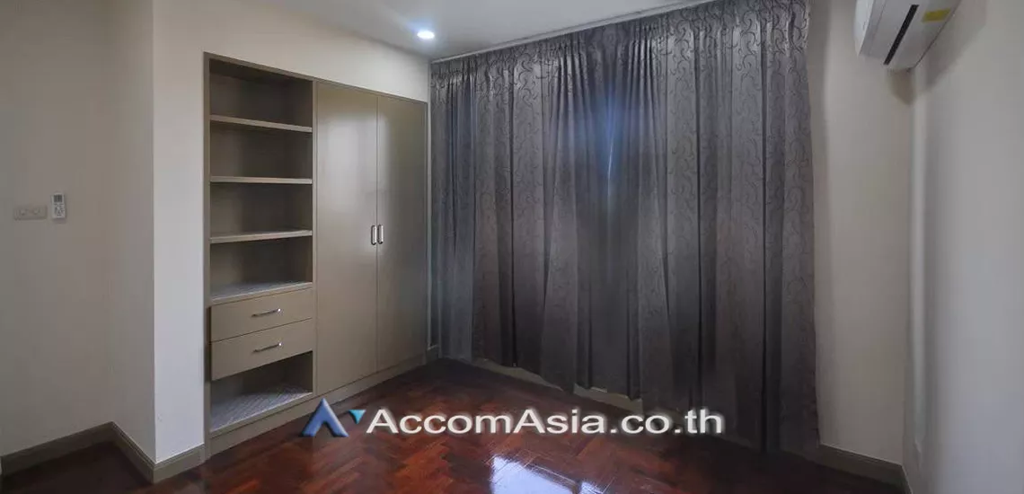  2 Bedrooms  Condominium For Rent in Sathorn, Bangkok  near MRT Lumphini (27183)