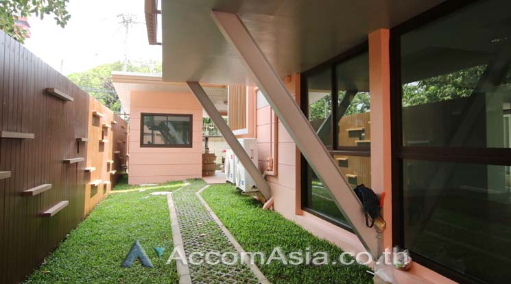 Pet friendly |  4 Bedrooms  House For Rent in Charoenkrung, Bangkok  near BRT Thanon Chan (27244)