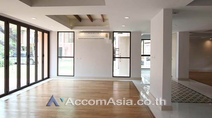 Pet friendly |  4 Bedrooms  House For Rent in Charoenkrung, Bangkok  near BRT Thanon Chan (27244)