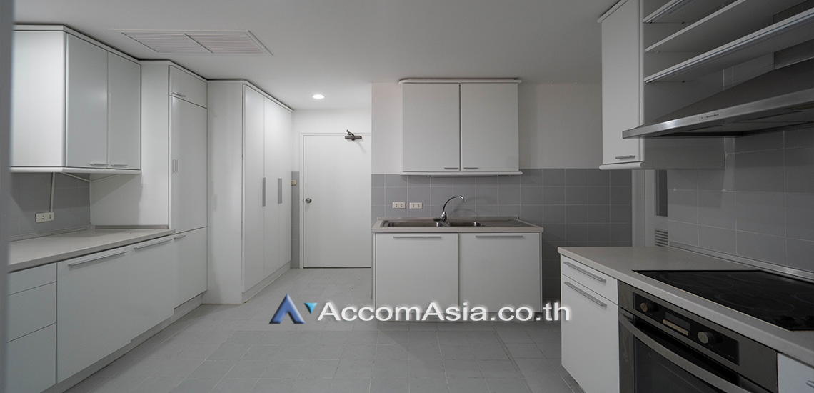 2 Bedrooms  Condominium For Rent in Sathorn, Bangkok  near MRT Khlong Toei (28170)