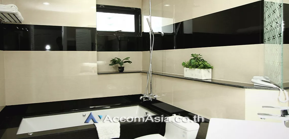  3 Bedrooms  Apartment For Rent in Sukhumvit, Bangkok  near BTS Phrom Phong (28172)