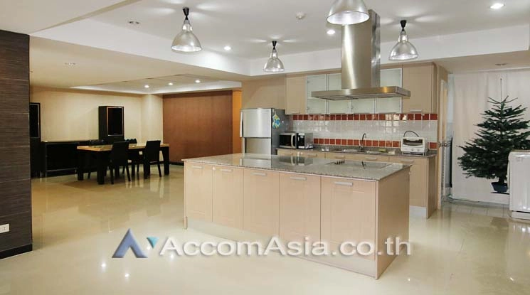  3 Bedrooms  Condominium For Rent in Sukhumvit, Bangkok  near BTS Phrom Phong (28361)