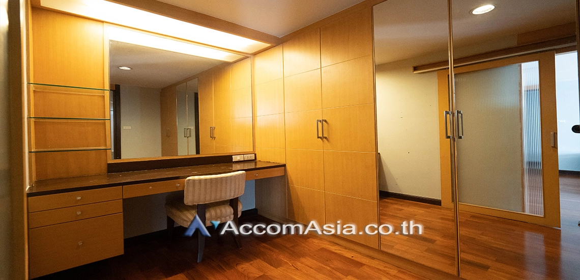  3 Bedrooms  Apartment For Rent in Sukhumvit, Bangkok  near BTS Nana (18754)