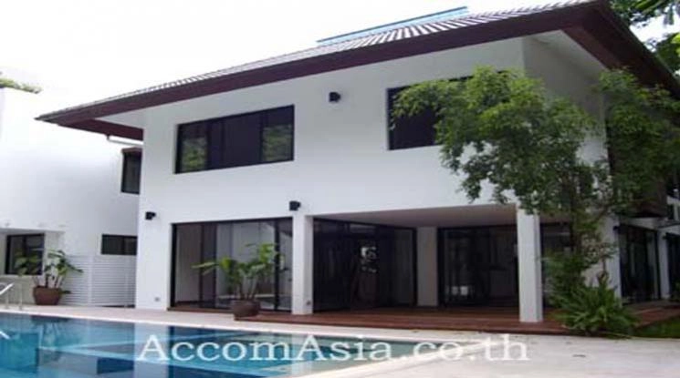  4 Bedrooms  House For Rent in Sukhumvit, Bangkok  near BTS Thong Lo (69552)