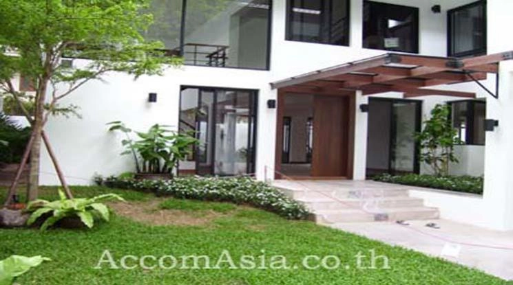  4 Bedrooms  House For Rent in Sukhumvit, Bangkok  near BTS Thong Lo (69552)