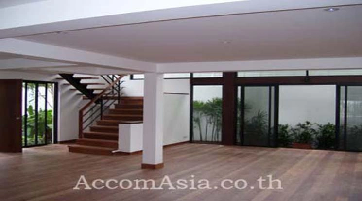  4 Bedrooms  House For Rent in Sukhumvit, Bangkok  near BTS Thong Lo (69552)