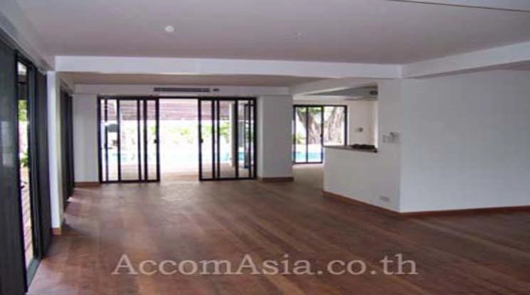  4 Bedrooms  House For Rent in Sukhumvit, Bangkok  near BTS Thong Lo (69552)