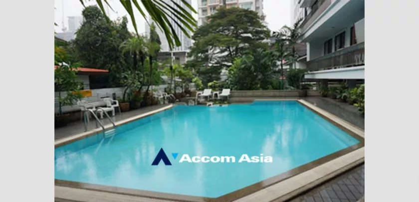  4 Bedrooms  Apartment For Rent in Sukhumvit, Bangkok  near BTS Phrom Phong (19670)